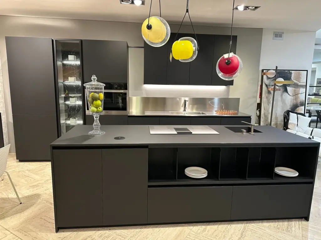 Cucina con Isola Modello Oltre in Fenix Nero Cucine Lube frigorifero aperto in sconto