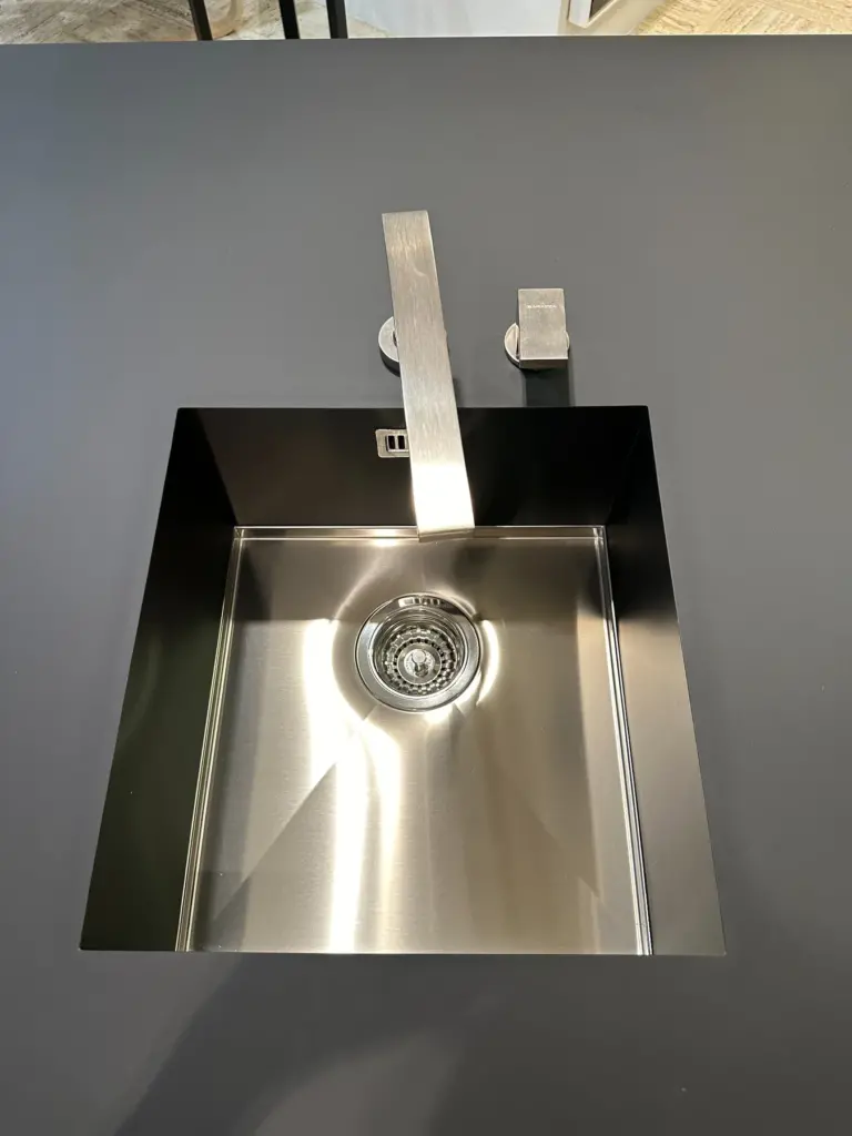 Cucina con Isola Modello Oltre in Fenix Nero Cucine Lube lavello acciaio outlet