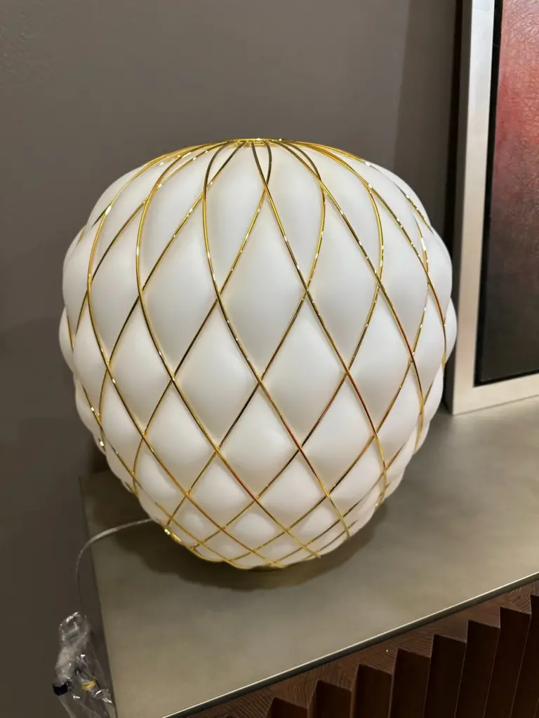 Lampada Tavolo Pinecone FontanaArte dettagli bianco oro in sconto