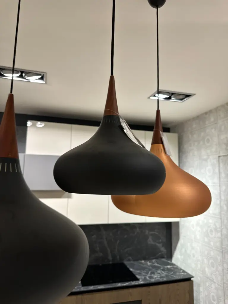 Lampada a sospensione Orient Nera P1 Ø 30 Fritz Hansen vista laterale in sconto