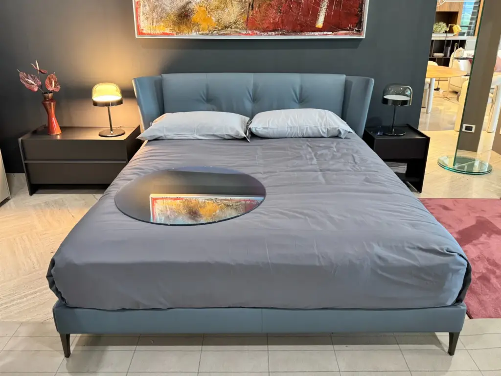 letto bretagne pelle azzurro poltrona frau in saldo