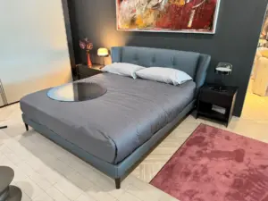 letto bretagne pelle azzurro poltrona frau in sconto