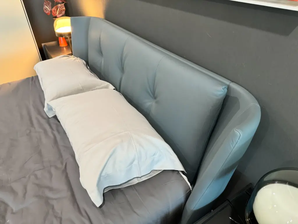 letto bretagne pelle azzurro poltrona frau outlet