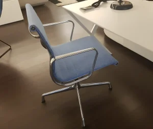 EA 104 Sedia Girevole con Braccioli vitra outlet